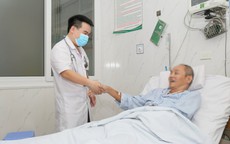 Ngã gục sau khi đang chơi tennis, người đàn ông 51 tuổi ngừng tuần hoàn nguy kịch