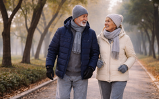 Tăng nguy cơ đau tim, đột quỵ nếu người cao tuổi đi bộ quá sớm vào mùa đông