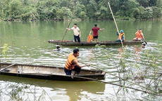 Lật ghe khi đi đánh cá cùng cha, cháu bé 13 tuổi tử vong