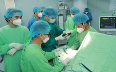 Cô gái 19 tuổi được phẫu thuật sau 17 năm mang khối u khổng lồ vùng mặt