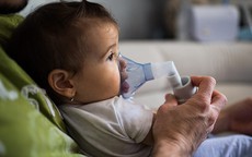 Trẻ sơ sinh thở khò khè do đâu?