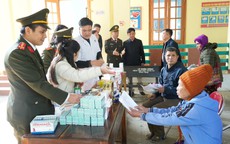 Khám bệnh miễn phí, mang Tết sớm đến người dân vùng cao Nghệ An