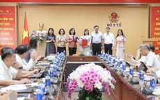 Bộ trưởng Bộ Y tế trao Quyết định điều động, bổ nhiệm Phó Chánh Văn phòng Hội đồng Y khoa Quốc gia
