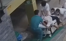 Bác sĩ trẻ nhảy lên cáng, ép tim liên tục cứu người đàn ông lúc nửa đêm