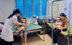 Gia tăng trẻ mắc bệnh trong thời điểm giao mùa, bác sĩ khuyến cáo