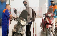 Giá xăng, dầu quay đầu giảm, xăng E10 xuống 27.029 đồng/lít