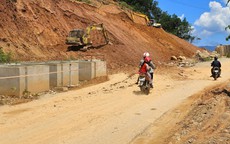 Dời khối đất đá khổng lồ tại quả đồi nứt để cứu đường huyết mạch ở Huế