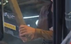 Clip người đàn ông ngang nhiên đập vỡ kính xe tải giữa đường gây chú ý 