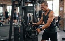 Nam giới tuổi 40 tập cơ ngực, khi nào nên tăng mức tạ?