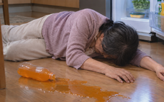 Đột tử giữa đêm, gia đình phát hiện chai nước uống dở 