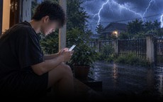 Cầm điện thoại ngồi trước hiên nhà, thanh niên 21 tuổi bị sét đánh tử vong