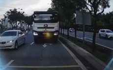 Xe tải 'độ' đèn, bóp còi inh ỏi giữa trung tâm TP.HCM