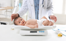 Trẻ tăng bao nhiêu cân trong năm đầu đời là đạt chuẩn tăng trưởng?
