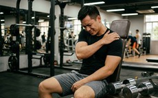 Nâng tạ bị đau vai, khi nào cần đổi bài tập?