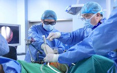 Lần đầu tiên tại Việt Nam phẫu thuật nắn chỉnh vẹo cột sống không ghép xương