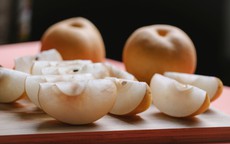Cách ăn lê vào mùa thu hỗ trợ giảm khô da