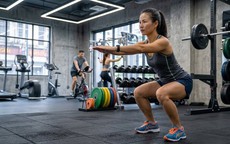 Squat không tạ và có tạ, đâu là cách tập tăng cơ đùi hiệu quả?