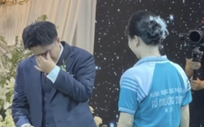 Chú rể bật khóc khi cô dâu bất ngờ trở thành cô nữ sinh anh từng thương