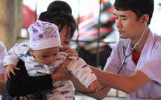 Tăng mức phụ cấp ưu đãi nghề giữ chân cán bộ y tế vùng khó khăn