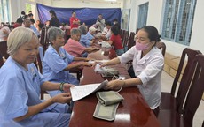 Gần 100 người cao tuổi, trẻ em được khám bệnh miễn phí, nhận quà