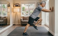 4 bài tập dựa tường giúp người trên 65 tuổi tăng cường cơ lõi