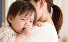 Giao mùa: Mẹ lại thấp thỏm một nỗi lo mang tên 'con ho'