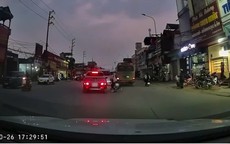 Màn rượt đuổi giữa ô tô và xe máy khiến dân mạng tranh luận
