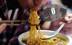 Nuốt phải lưỡi dao lam vì vừa ăn mì tôm vừa xem điện thoại