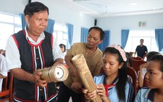 Người gắn bó suốt nửa thế kỷ với loại đàn đi vào bài hát nổi tiếng