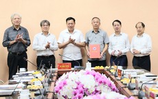 Thứ trưởng Đỗ Xuân Tuyên trao quyết định thành lập Hội đồng tư vấn cấp giấy đăng ký lưu hành thuốc nhiệm kỳ 2026-2029