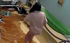Mưa lớn, bùn đất đỏ tràn vào nhà như lũ, hộ dân TPHCM tháo chạy