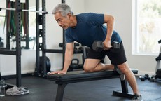 Chuỗi bài tập 15 phút với tạ hỗ trợ tăng cường sức mạnh tuổi 60