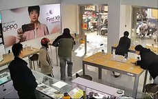 Cậu bé nổi giận, thẳng tay đập nát điện thoại vì không được mua máy mới
