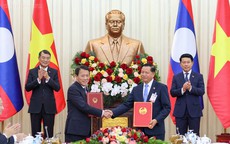 Việt Nam và Lào trao 11 văn kiện hợp tác quan trọng