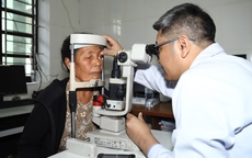Hình ảnh bác sĩ khám sức khỏe miễn phí cho người dân Nghệ An trong "Tết ấm vùng cao 2026"