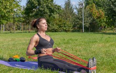 6 bài tập ngắn giúp phục hồi cơ bắp nhanh hơn tập tạ sau tuổi 55