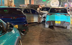 Ô tô đi ngược chiều trong đêm ở Hà Nội, tông liên hoàn 4 xe