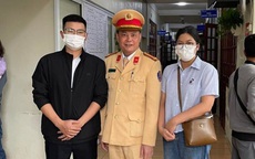 Bé 2 tháng tuổi tím tái giữa đường, CSGT dùng xe tuần tra chở đi cấp cứu