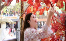 Mùng 1 Tết, người dân phố núi đi chùa cầu bình an