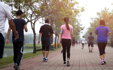 Đi bộ đầu xuân – Cách đơn giản giảm trạng thái trì trệ sau Tết