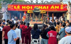 Người dân nô nức chiêm bái Đền Trần Nam Định dịp đầu năm