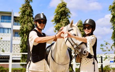 Du khách xếp hàng chờ cưỡi ngựa cầu may Tết Bính Ngọ