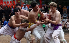 Hà Nội: Trai làng Thúy Lĩnh mình trần quyết liệt giữ cầu ngày Xuân