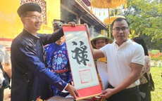 Khai ấn tân niên trong Hoàng cung Huế, du khách hào hứng khi được tặng chữ