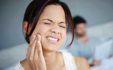 Vì sao đau răng thường dữ dội hơn vào ban đêm?
