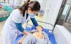 Bất ngờ, cô gái 26 tuổi nuốt 3 que tăm trong cỗ cưới 