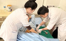 Tai nạn hi hữu: Nam thanh niên bị cọc sắt xuyên qua hậu môn sau cú ngã ngồi