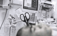 Hy hữu: Người bệnh nguy kịch do tự đâm kéo xuyên vùng đầu