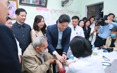 Thứ trưởng Thường trực Bộ Y tế dự chương trình khám bệnh, tặng quà người dân Hà Tĩnh