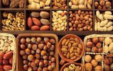 Ăn hạt ngày Tết tưởng tốt nhưng không phải ai cũng nên ăn nhiều